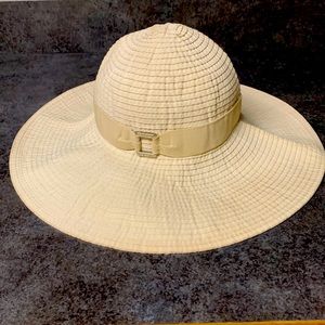 Summer hat. Wide brim Ralph Lauren buckle on front.  Light weight comfy!